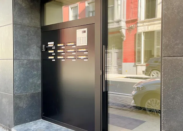 Trendy & Sunny In Apartment